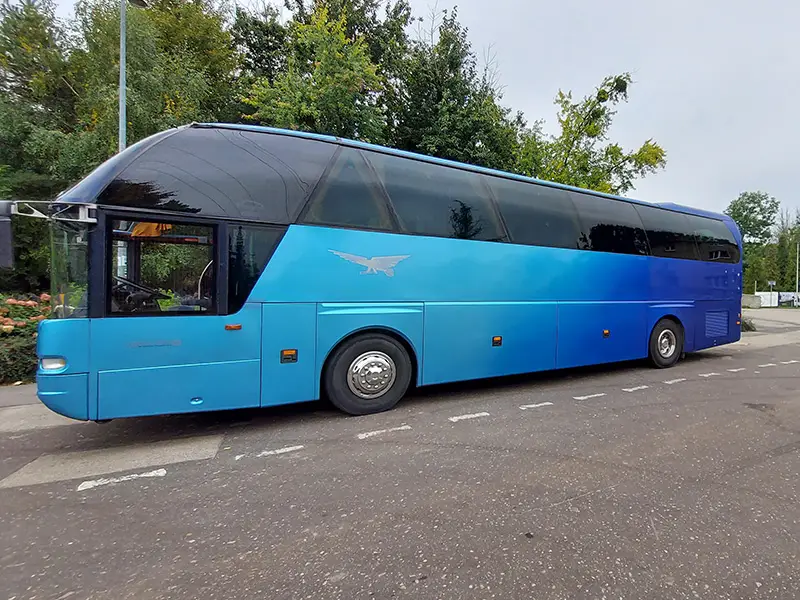 niebieski autobus osobowy