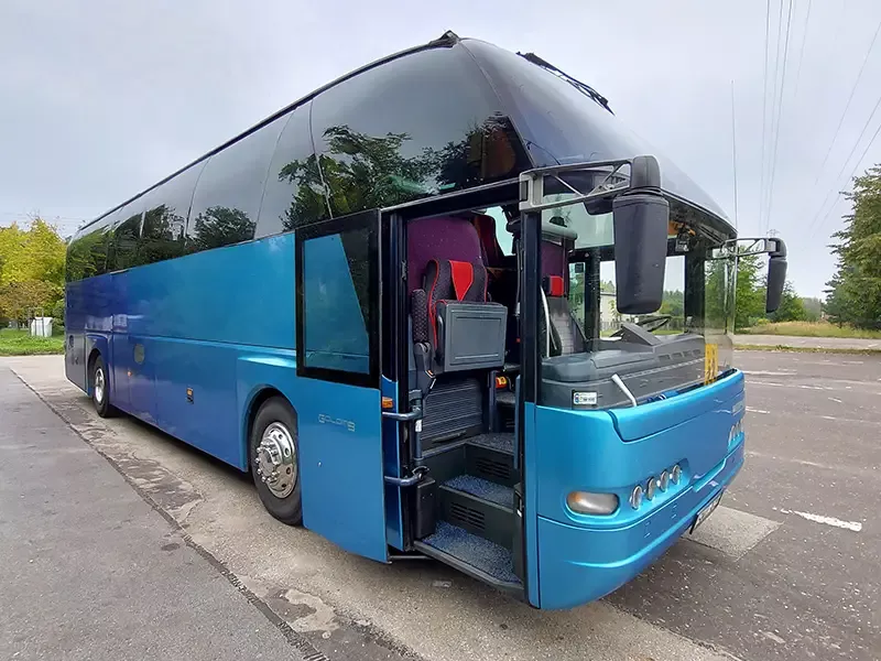 niebieski autobus